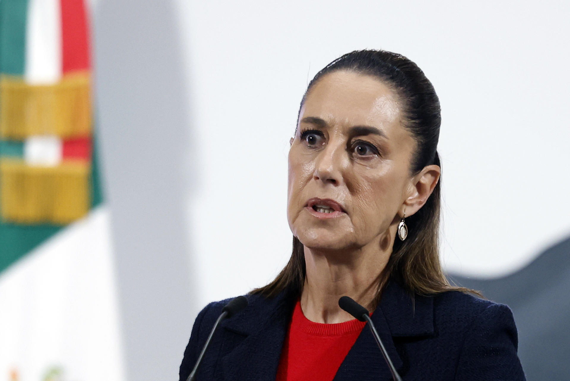 La presidenta de México, Claudia Sheinbaum, participa este lunes durante una rueda de prensa en Palacio Nacional de la Ciudad de México (México). EFE/Sáshenka Gutiérrez