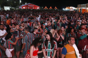 Aficionados de Fluminense observan el partido del Mundial de Clubes entre Fluminense y Chelsea este martes, en la playa de Copacabana en Río de Janeiro (Brasil). EFE/ Antonio Lacerda