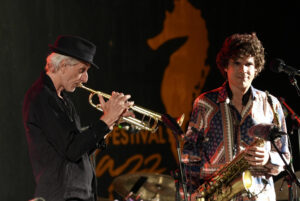 El trompetista francés, Erik Truffaz (i) y el saxofonista Antonio Lizana, durante su actuación hoy viernes en el Festival Jazz Cádiz. EFE/Román Ríos.