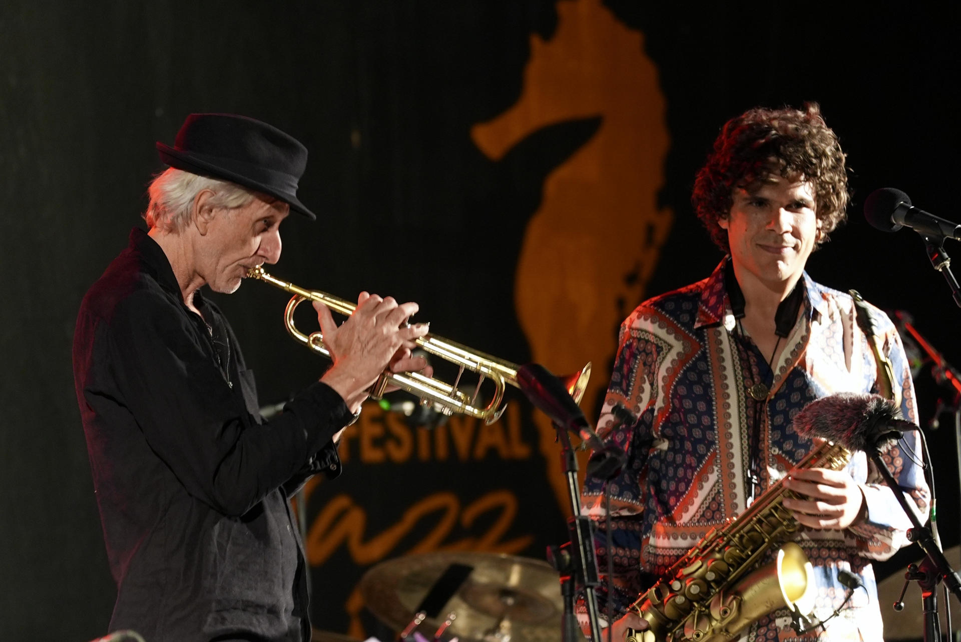 El trompetista francés, Erik Truffaz (i) y el saxofonista Antonio Lizana, durante su actuación hoy viernes en el Festival Jazz Cádiz. EFE/Román Ríos.