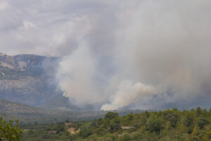 Un helicóptero trabaja en la tareas de extinción del incendio forestal de alta intensidad de Paüls (Tarragona). EFE/ Quique García