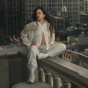 La cantante Rosalía es la nueva embajadora global de la firma deportiva New Balance por "mantener un sentido dinámico de la moda", han indicado desde la marca. La productora y compositora se une así a un numeroso grupo de deportistas por conectar con "su música y estilo con un movimiento que impacta en la cultura de todo el mundo". EFE/ New Balance SOLO USO EDITORIAL SOLO DISPONIBLE PARA ILUSTRAR LA NOTICIA QUE ACOMPAÑA (CRÉDITO OBLIGATORIO)