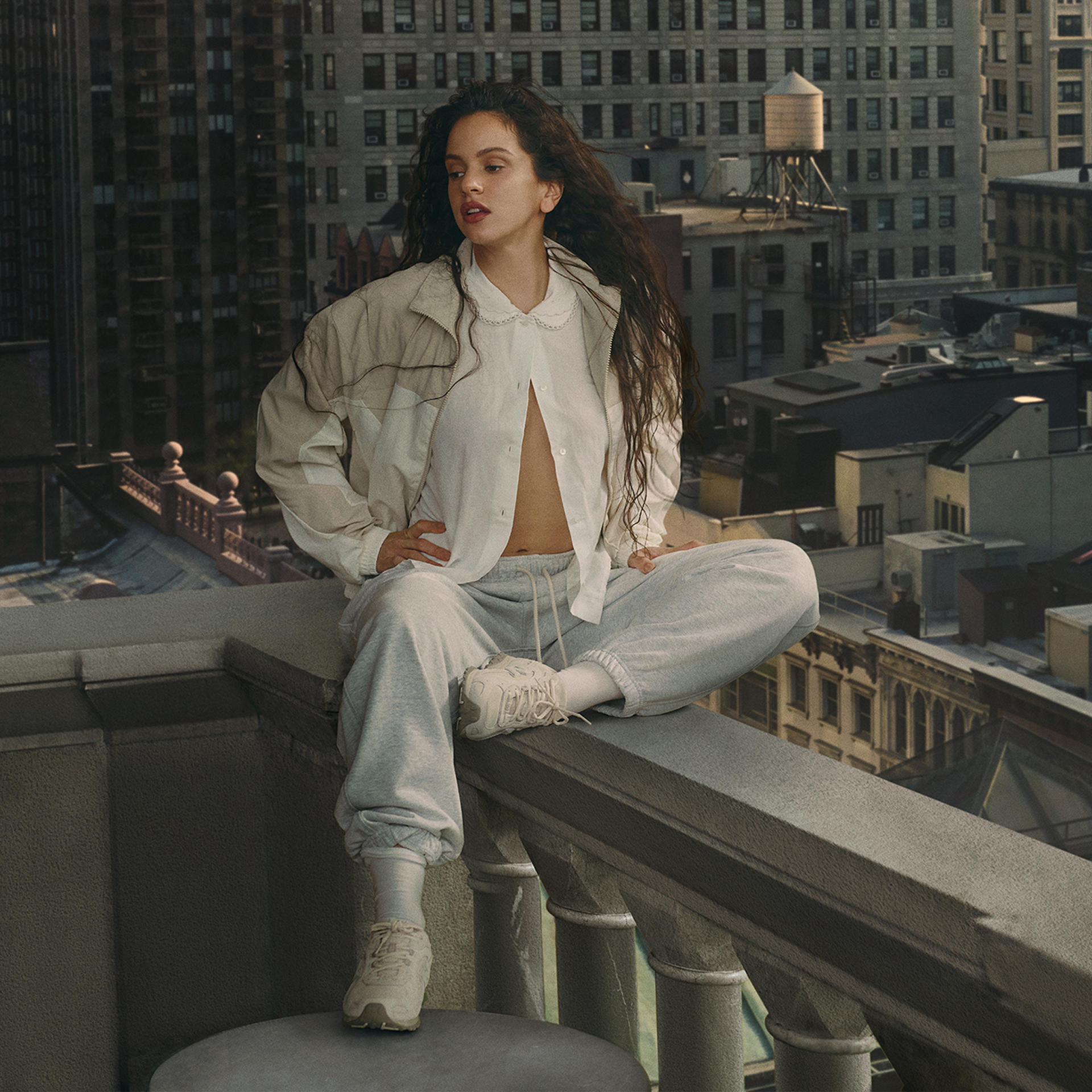 La cantante Rosalía es la nueva embajadora global de la firma deportiva New Balance por "mantener un sentido dinámico de la moda", han indicado desde la marca. La productora y compositora se une así a un numeroso grupo de deportistas por conectar con "su música y estilo con un movimiento que impacta en la cultura de todo el mundo". EFE/ New Balance SOLO USO EDITORIAL SOLO DISPONIBLE PARA ILUSTRAR LA NOTICIA QUE ACOMPAÑA (CRÉDITO OBLIGATORIO)