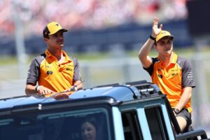 Los dos pilotos de McLaren, el inglés Lando Norris (i.) y el australiano Oscar Piastri, líder del Mundial de Fórmula Uno, durante el 'drivers parade' del último Gran Premio de Austria, el pasado domingo en el Red Bull Ring de Spielberg. EFE/EPA/ANNA SZILAGYI