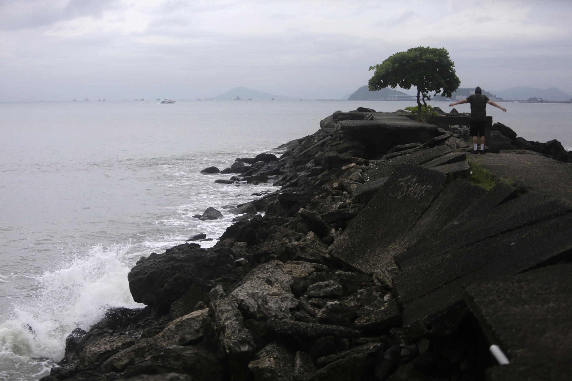 Vista general este miércoles, 30 de julio, del oleaje en la bahía de Ciudad de Panamá (Panamá). EFE/Carlos Lemos