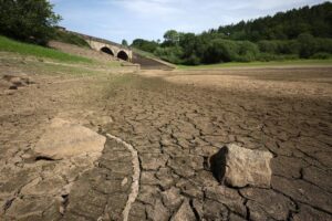 Low water levels expose the dried reservoir bed at Lindley Wood Reservoir, Britain, 20 June 2025. On 12 June Yorkshire became the second region in England to move into drought status following the driest spring in 132 years, according to the Environment Agency. (sequía, Reino Unido) EFE/EPA/ADAM VAUGHAN/Archivo