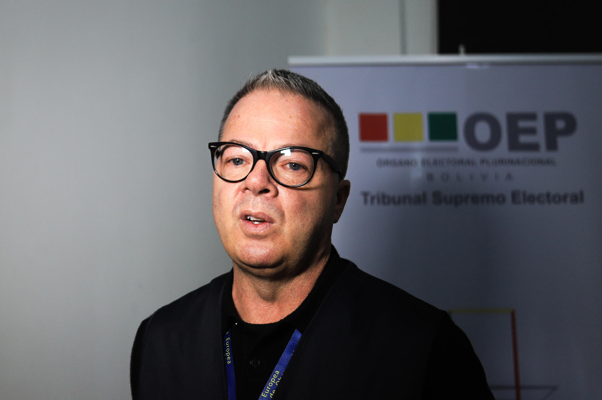 El jefe de la Misión de Observación Electoral de la Unión Europea, Alexander Gray, habla durante un simulacro del sistema de resultados preliminares este domingo, en La Paz (Bolivia). EFE/ Gabriel Márquez