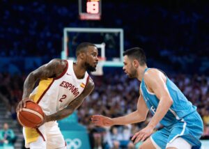 Fotografía de Alex Plavevski, en la que puede verse en una imagen de archivo del 30 de julio de 2024 al base de la selección española Lorenzo Brown (i) durante un partido de los Juegos Olímpicos de París 2024. EFE