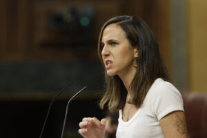 La portavoz de Podemos Ione Belarra, interviene durante el pleno en el Congreso de los Diputados, este miércoles. EFE/ Mariscal