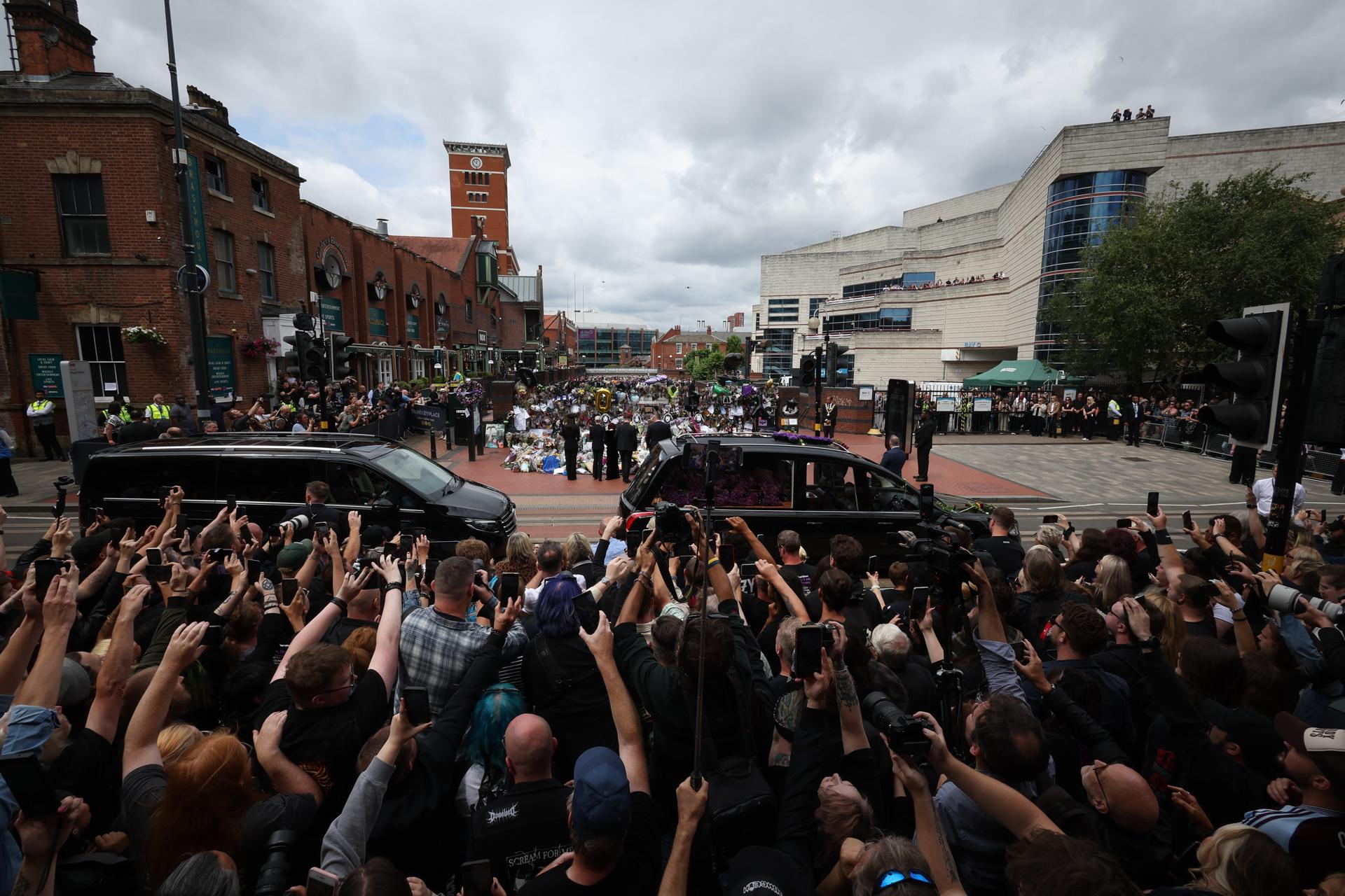 La familia Osbourne mira las ofrendas en el puente Black Sabbath al paso del cortejo funebre de Ozzy Osbourne en Birmingham el 30 de julio de 2025. EFE/EPA/ADAM VAUGHAN