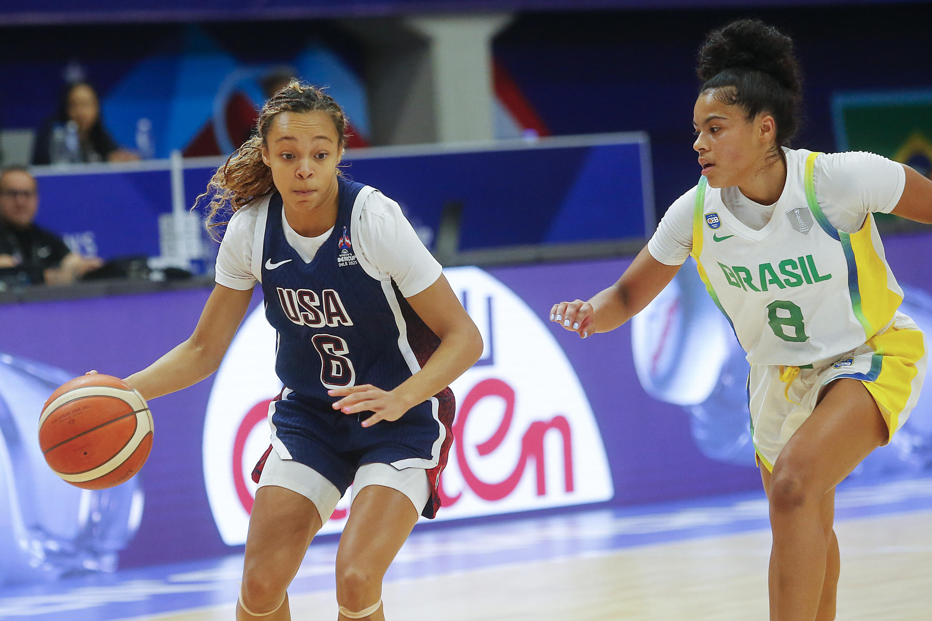 Bella Nascimiento (d), de Brasil disputa un balón con Hannah Hidalgo, de Estados Unidos, en un partido por la final de la FIBA Women’s Americup entre las selecciones de Brasil y Estados Unidos en el Centro de Deportes Colectivos del Parque Estadio Nacional en Santiago (Chile). EFE/ Esteban Garay