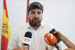 Captura de video de la comparecencia ante los medios este domingo del presidente de la Comunidad Autónoma de Murcia, Fernando López Miras, en la que ha hecho un firme llamamiento a la calma tras los incidentes registrados en Torre Pacheco durante los últimos días ydestacó el trabajo de la Guardia Civil y la Policía Local para proteger a la población y subrayó que los responsables de las agresiones responderán ante la justicia. EFE/Gobierno de Murcia -SOLO USO EDITORIAL/SOLO DISPONIBLE PARA ILUSTRAR LA NOTICIA QUE ACOMPAÑA (CRÉDITO OBLIGATORIO)-