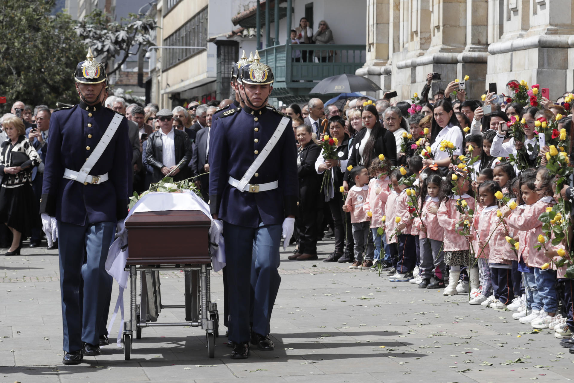 Soldados del batallón Guardia Presidencial trasladan el féretro de la ex primera dama Nydia Quintero este miércoles, en Bogotá (Colombia). EFE/ Carlos Ortega
