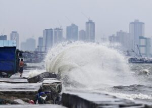 NAVOTAS CITY (Philippines), 25/07/2025.- A villager walks along a damaged dike brought by strong waves in Navotas city, Metro Manila, Philippines, 25 July 2025. The Philippine National Disaster Risk Reduction and Management Council (NDRRMC) reported on 25 July that the death toll from the combined effects of over a week of storms was recorded at 25 and more than a million families are affected as Tropical Storm Co-May battered the northern part of main Philippine island, Luzon. (tormenta, Filipinas) EFE/EPA/FRANCIS R. MALASIG