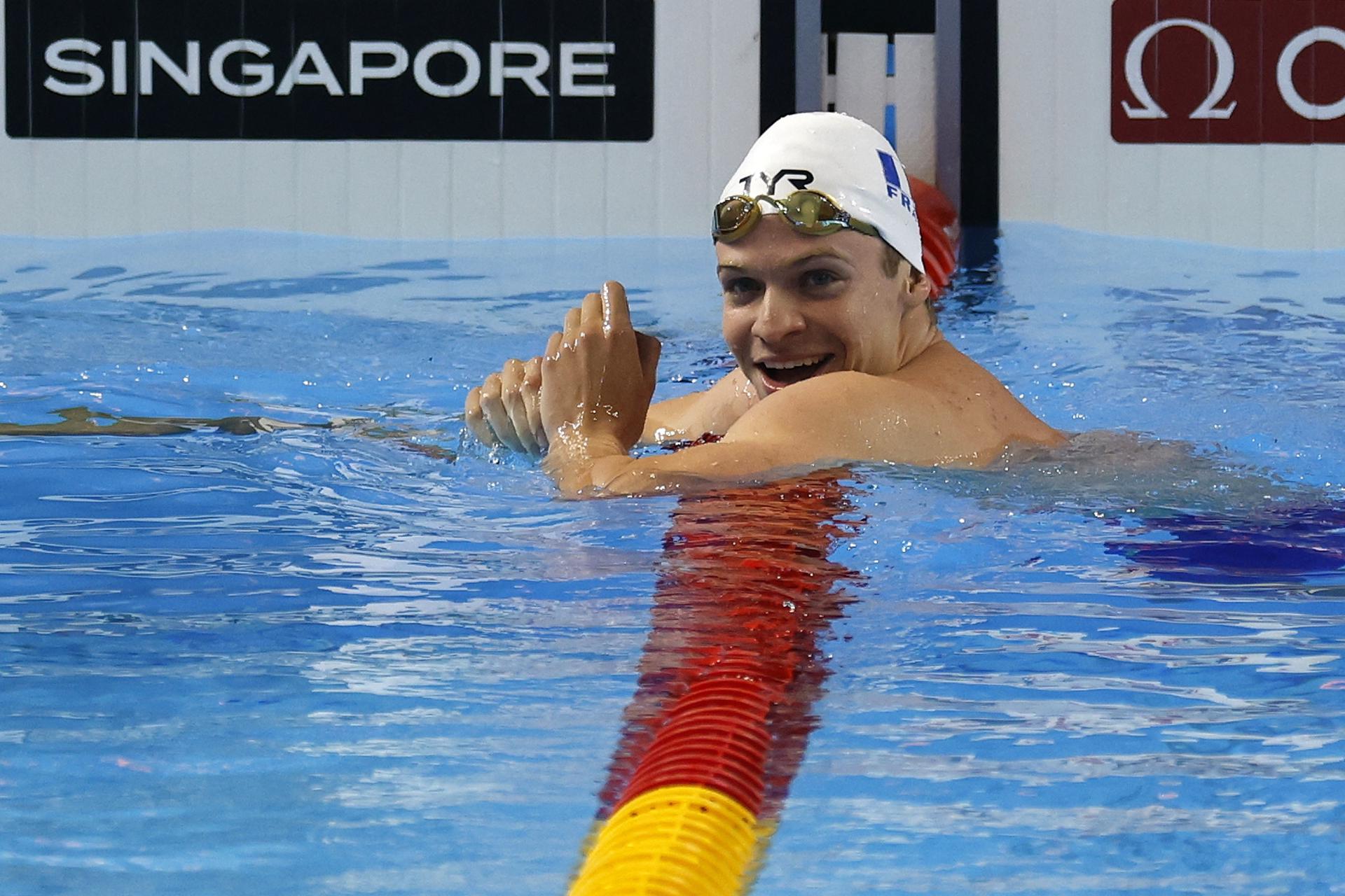 El francés Leon Marchand estableció un nuevo récord del mundo de los 200 estilos tras nadar este miércoles en las semifinales de los Mundiales de Singapur en un tiempo de 1:52.69 minutos EFE/EPA/FAZRY ISMAIL
