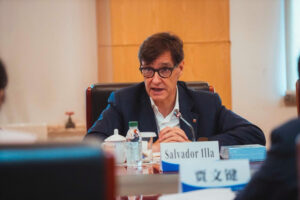 El presidente de la Generalitat, Salvador Illa, mantiene una reunión con representantes de la Universidad de Estudios Extranjeros de Pekín, este sábado. EFE/ Generalitat De Cataluña