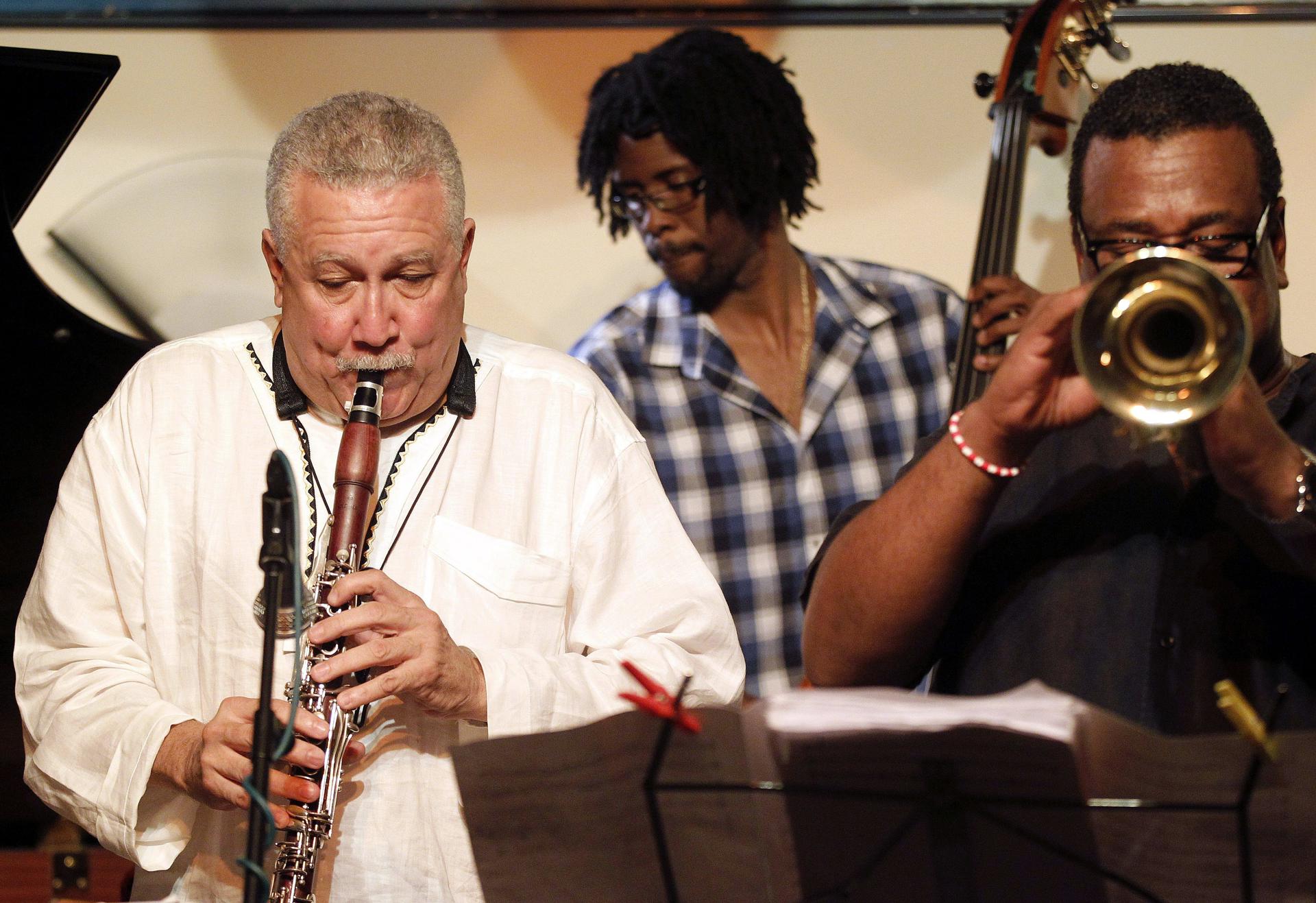 Imagen de archivo (18/08/2012).- El saxofonista latino Paquito d'Rivera (i), en Madrid para celebrar el trigésimo aniversario del club de jazz Café Central. EFE/Chema Moya