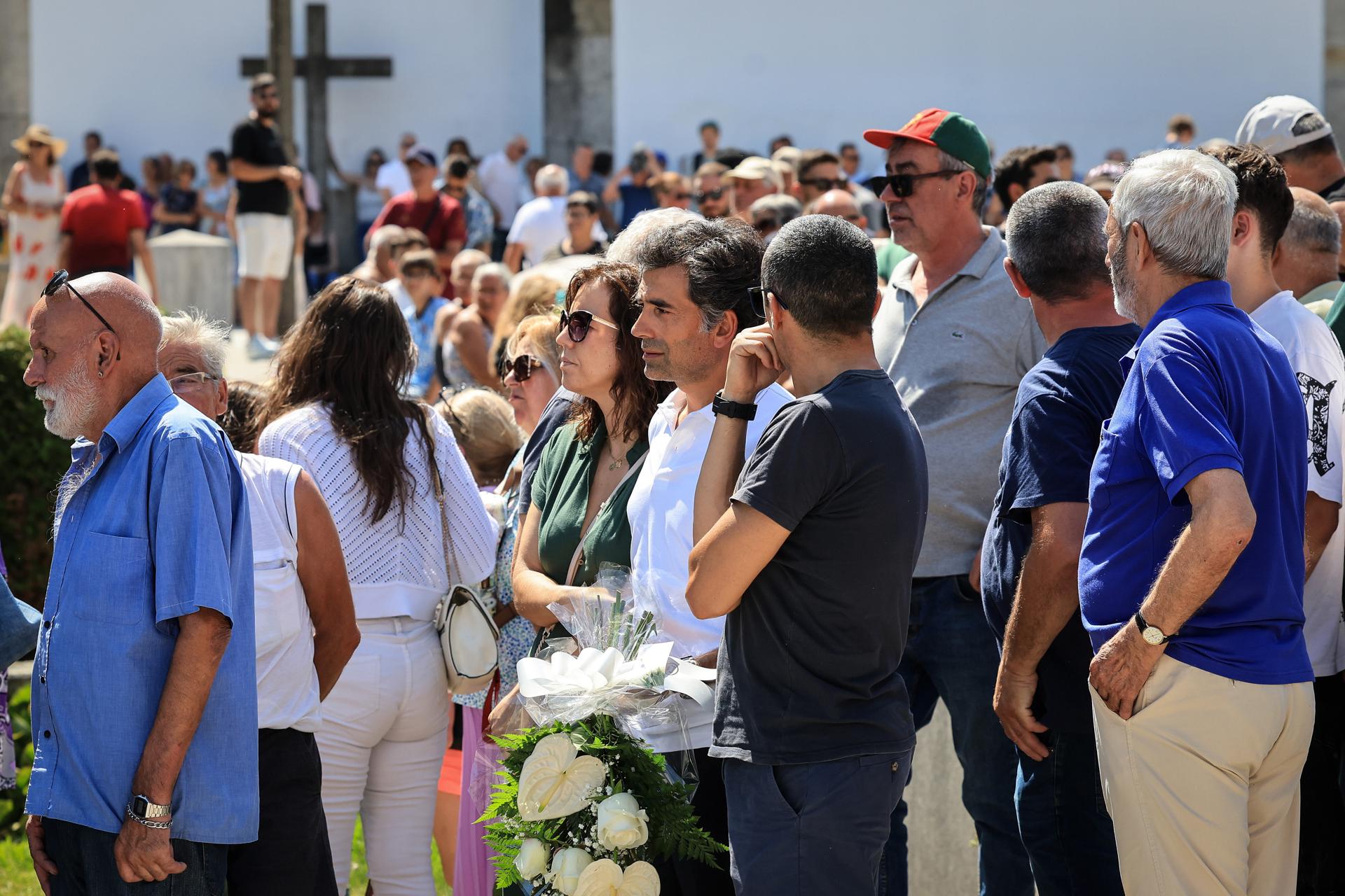 Cientos de personas, tanto anónimas como personalidades del fútbol y de la política, se agolparon este viernes bajo un sol inclemente en el recinto de la Iglesia Matriz de Gondomar, donde el jugador Diogo Jota y su hermano André crecieron, para darles su último adiós en la capilla ardiente.
EFE/EPA/ESTELA SILVA