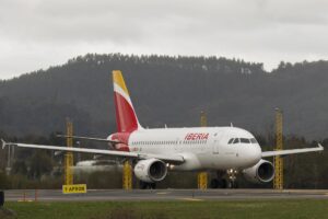 Imagen de archivo de un avión de Iberia. EFE/ Miguel Toña