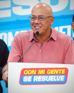 Fotografía cedida por Prensa Comando VEN 25+, donde se observa al jefe del comando del chavismo, Jorge Rodríguez, hablando durante una rueda de prensa este domingo, en Caracas (Venezuela). EFE/ Comando Ven 25+