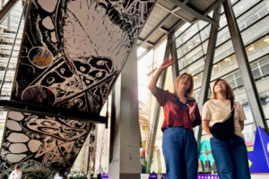 Las artistas y hermanas gemelas Jane y Louise Wilson explican su obra 'Dendrófilos'. El vibrante distrito financiero de Londres, más conocido como la 'City', renovó este martes su particular museo al aire libre con esculturas a cargo del célebre artista chino Ai Weiwei y otros autores emergentes que exploran temas como naturaleza y los orígenes romanos de la capital británica. EFE/ Raúl Bobé