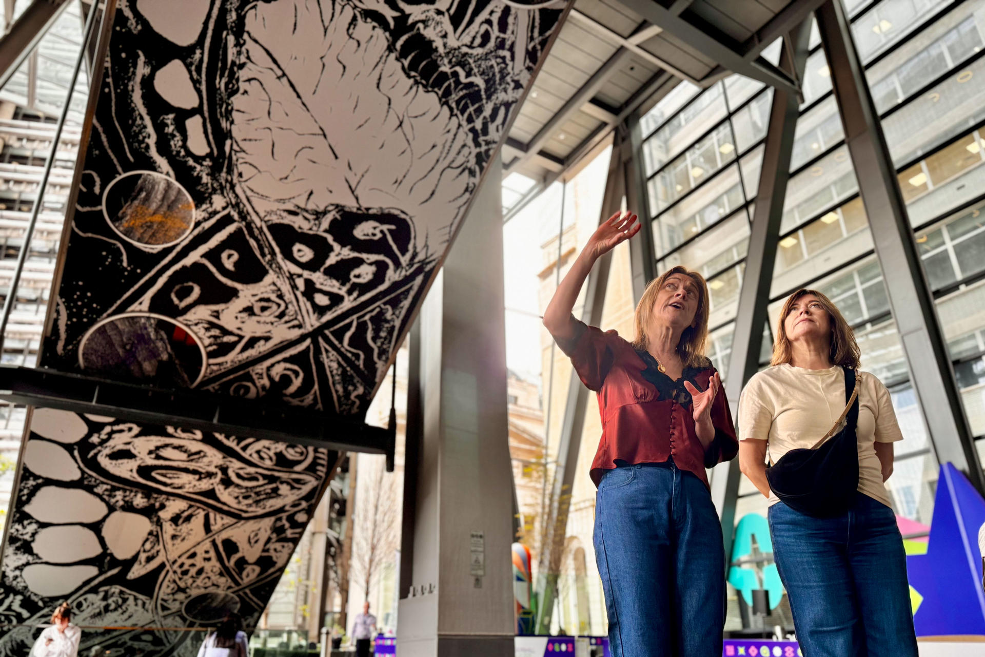 Las artistas y hermanas gemelas Jane y Louise Wilson explican su obra 'Dendrófilos'. El vibrante distrito financiero de Londres, más conocido como la 'City', renovó este martes su particular museo al aire libre con esculturas a cargo del célebre artista chino Ai Weiwei y otros autores emergentes que exploran temas como naturaleza y los orígenes romanos de la capital británica. EFE/ Raúl Bobé