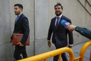 El eurodiputado Luis Pérez Fernández, conocido como Alvise  (d), a su llegada al Tribunal Supremo donde está citado este viernes para declarar en la causa abierta por la presunta aceptación de 100.000 euros de un empresario para su formación política en las pasadas elecciones europeas.EFE/ Mariscal