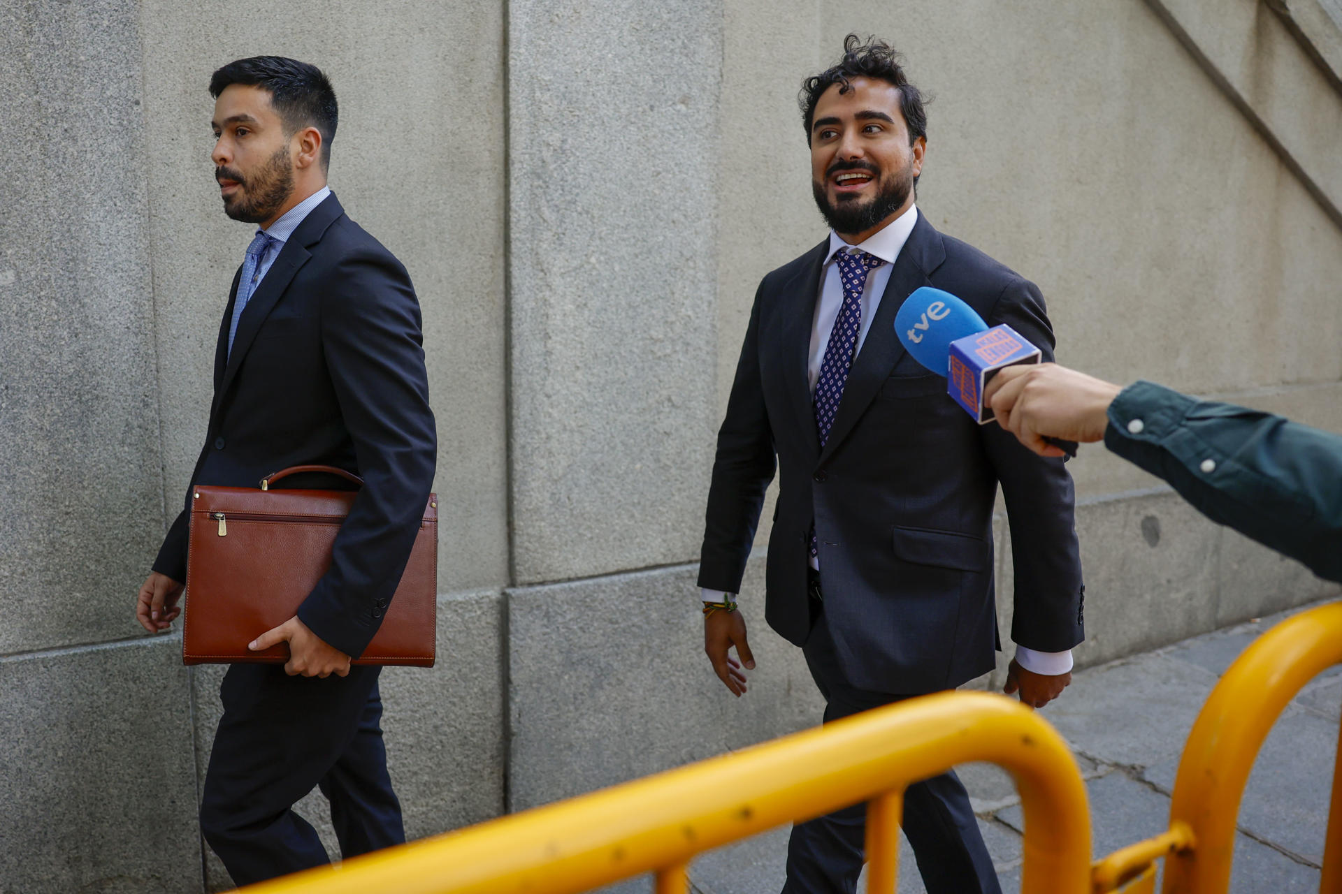 El eurodiputado Luis Pérez Fernández, conocido como Alvise  (d), a su llegada al Tribunal Supremo donde está citado este viernes para declarar en la causa abierta por la presunta aceptación de 100.000 euros de un empresario para su formación política en las pasadas elecciones europeas.EFE/ Mariscal