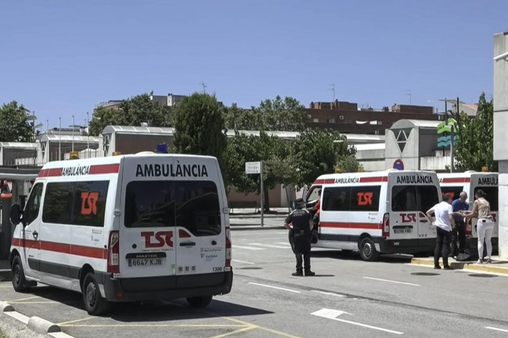 Captura de video del Hospital Comarcal del Alt Penedès (Barcelona), ubicado en Vilafranca del Penedès, que la conselleria de Salut ha cerrado temporalmente y ha procedido a evacuar a 71 pacientes ingresados, ya que no tiene agua y luz después de que las lluvias torrenciales caídas ayer provocasen que se inundase parte del centro. Las lluvias originaron la caída de un muro exterior en el recinto del hospital, lo que ocasionó acumulaciones de agua de hasta un metro y medio en la planta inferior del centro sanitario, donde ha quedado afectada la zona de suministro eléctrico y de agua, así como los quirófanos. EFE