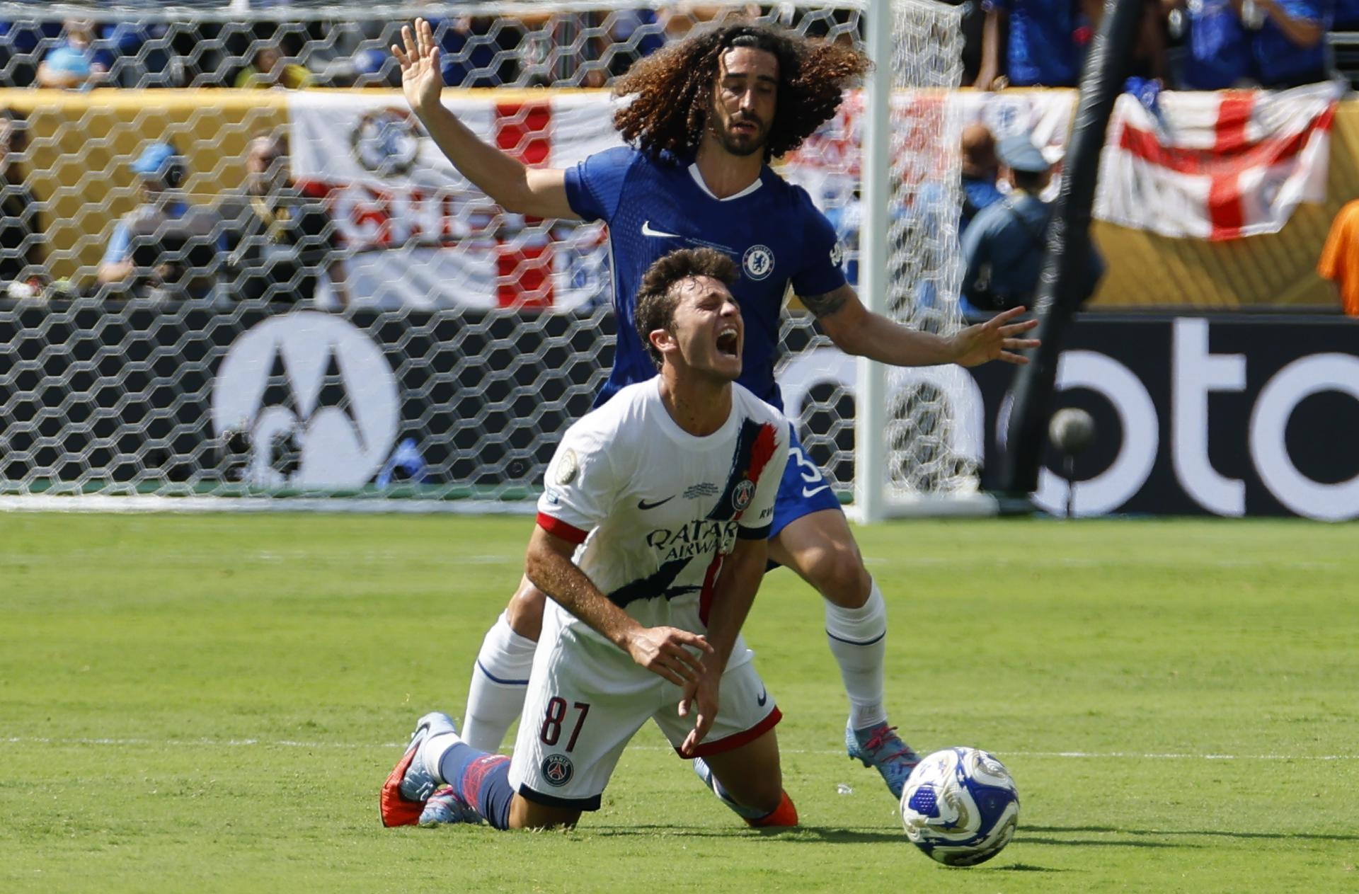 Joao Neves del PSG (i) disputa un balón con Marc Cucurella del Chelsea (d) durante la final del Mundial de Clubes. EFE/CJ GUNTHER