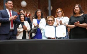 Imagen publicada este viernes en la cuenta oficial de la red social X de @KarenBassLA de la alcaldesa de Los Ángeles, Karen Bass (c), mostrando la orden ejecutiva destinada a proteger las comunidades inmigrantes en los Ángeles (Estados Unidos). EFE/ @karenbassla