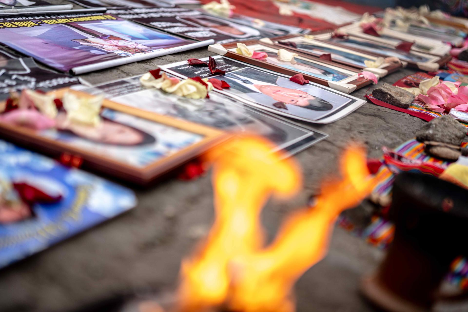 Fotografía que muestra retratos durante una manifestación para reclamar justicia, memoria y dignidad, en rechazo a la ley de amnistía aprobada por el Congreso para favorecer a uniformados sentenciados o procesados por abusos a los derechos humanos, este domingo, en el cerro San Cristóbal, en Lima (Perú). EFE/John Reyes