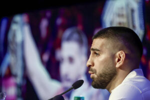 El campeón del mundo del peso ligero de artes marciales mixtas, el español Ilia Topuria, comparece este viernes en una rueda de prensa, en Madrid, tras ganar el título el pasado domingo en Las Vegas (Estados Unidos). EFE/ Sergio Pérez