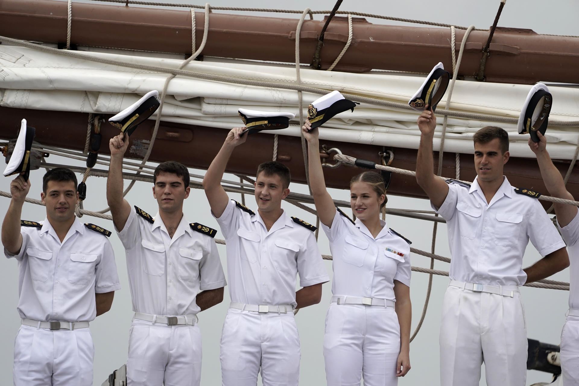 El buque escuela Juan Sebastián de Elcano, con la princesa Leonor entre los 76 guardiamarinas que lleva a bordo, ha partido este lunes de Gijón para poner rumbo a Galicia, donde dentro de unos días finalizará el crucero de instrucción que inició el pasado mes de enero. EFE/Paco Paredes