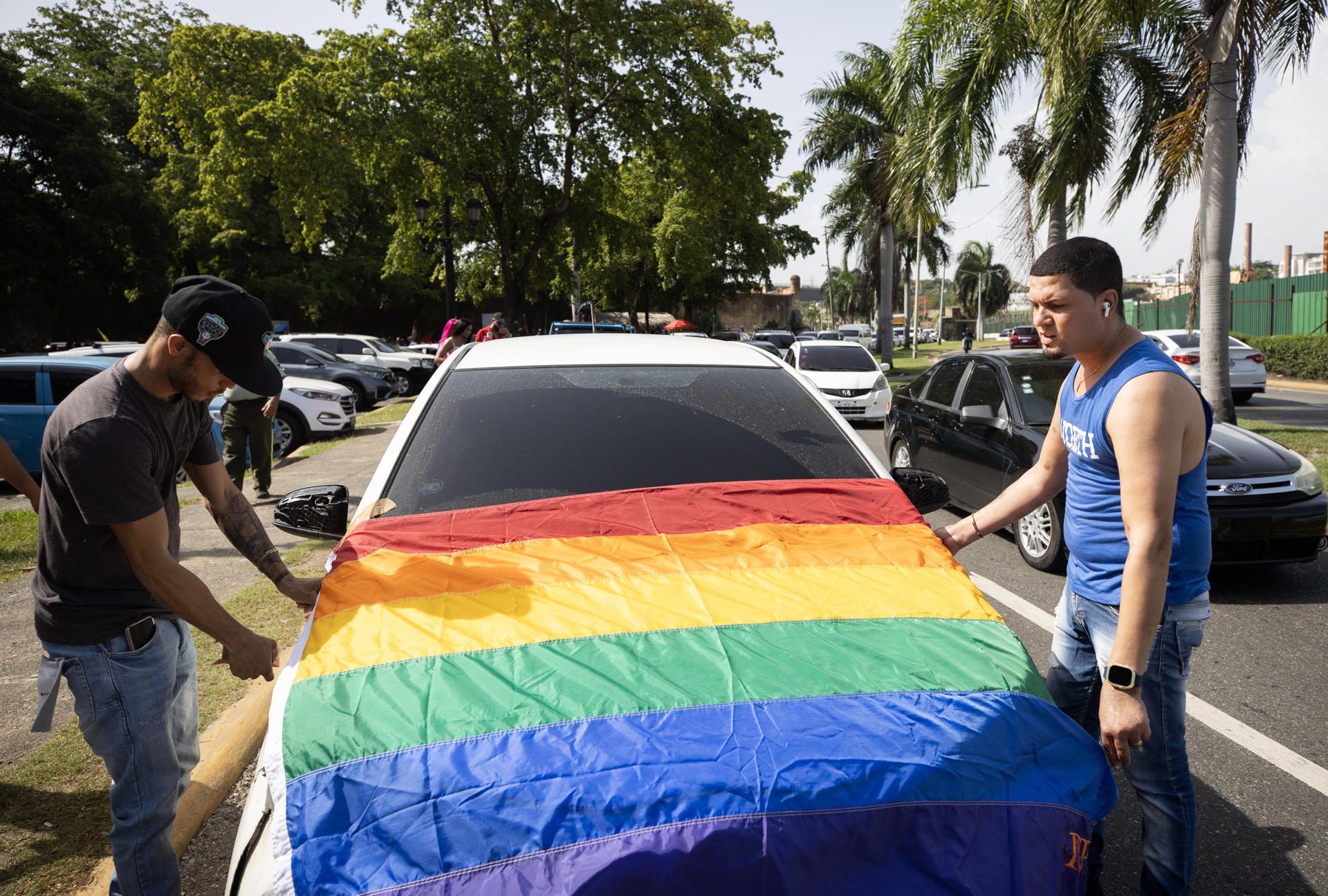 Personas participan en la Caravana del Orgullo este domingo, en Santo Domingo (República Dominicana). EFE/Orlando Barría