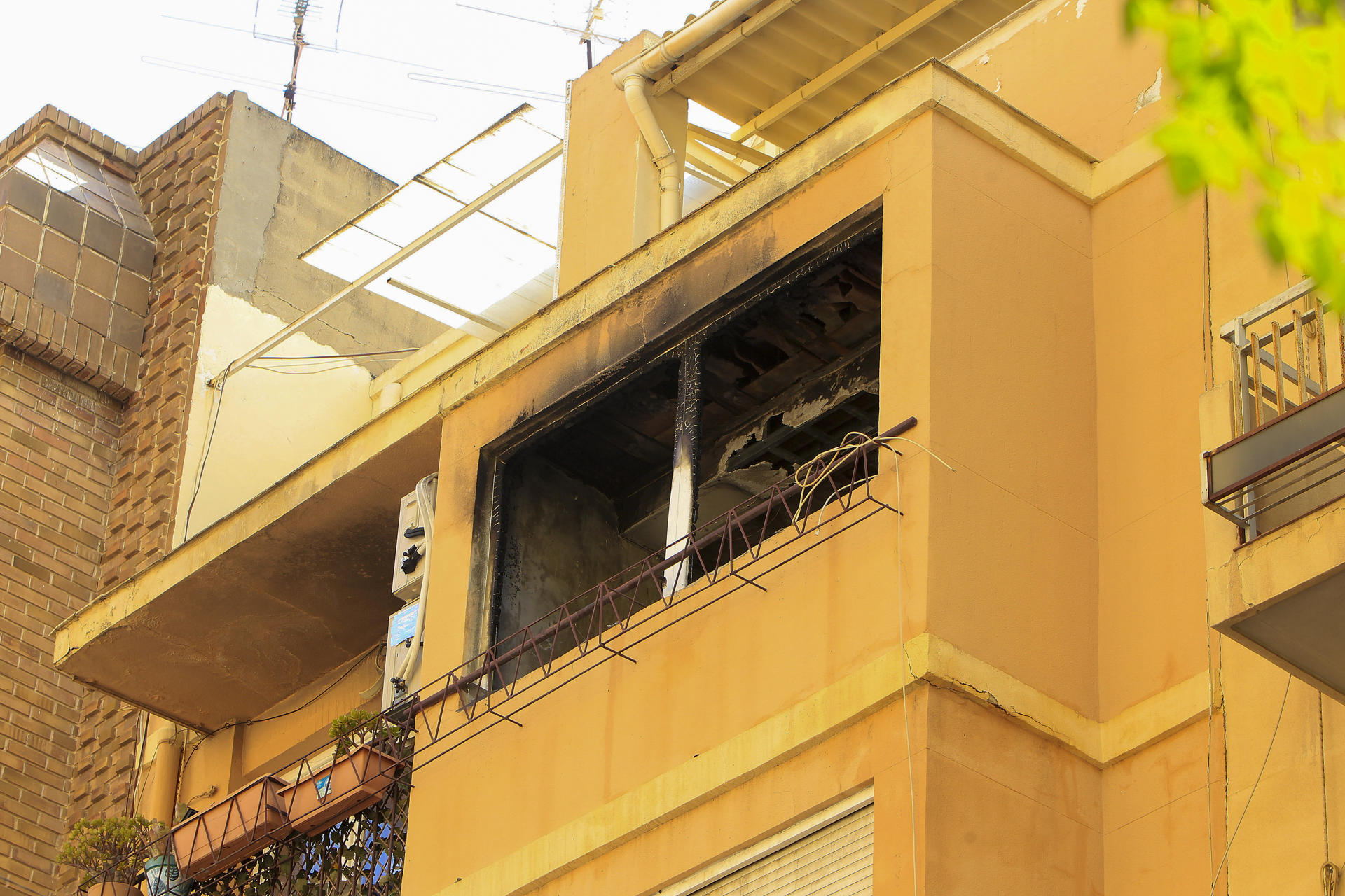 Vista general del domicilio incendiado por un hombre de 35 años detenido la pasada madrugada acusado de intentar asesinar a su pareja sentimental, de 39, provocando un incendio en la vivienda donde residen, en el centro de la ciudad de Alicante. EFE/Morell