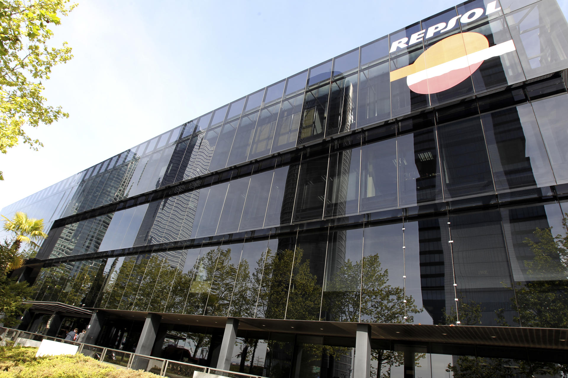 Imagen de archivo de un edificio de la compañía petrolera Repsol. EFE/Kiko Huesca