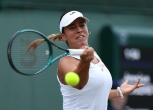 La tenista española Jessica Bouzas, durante su partido de tercera ronda del torneo de Wimbledon contra la ucraniana Dayana Yastremska, tras el cual disputará por primera vez en su carrera los octavos de final del tercer Grand Slam de la temporada. EFE/NEIL HALL (Sólo uso editorial)