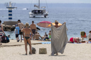 Bañistas en la playa de Palmanova, en Mallorca. EFE/CATI CLADERA