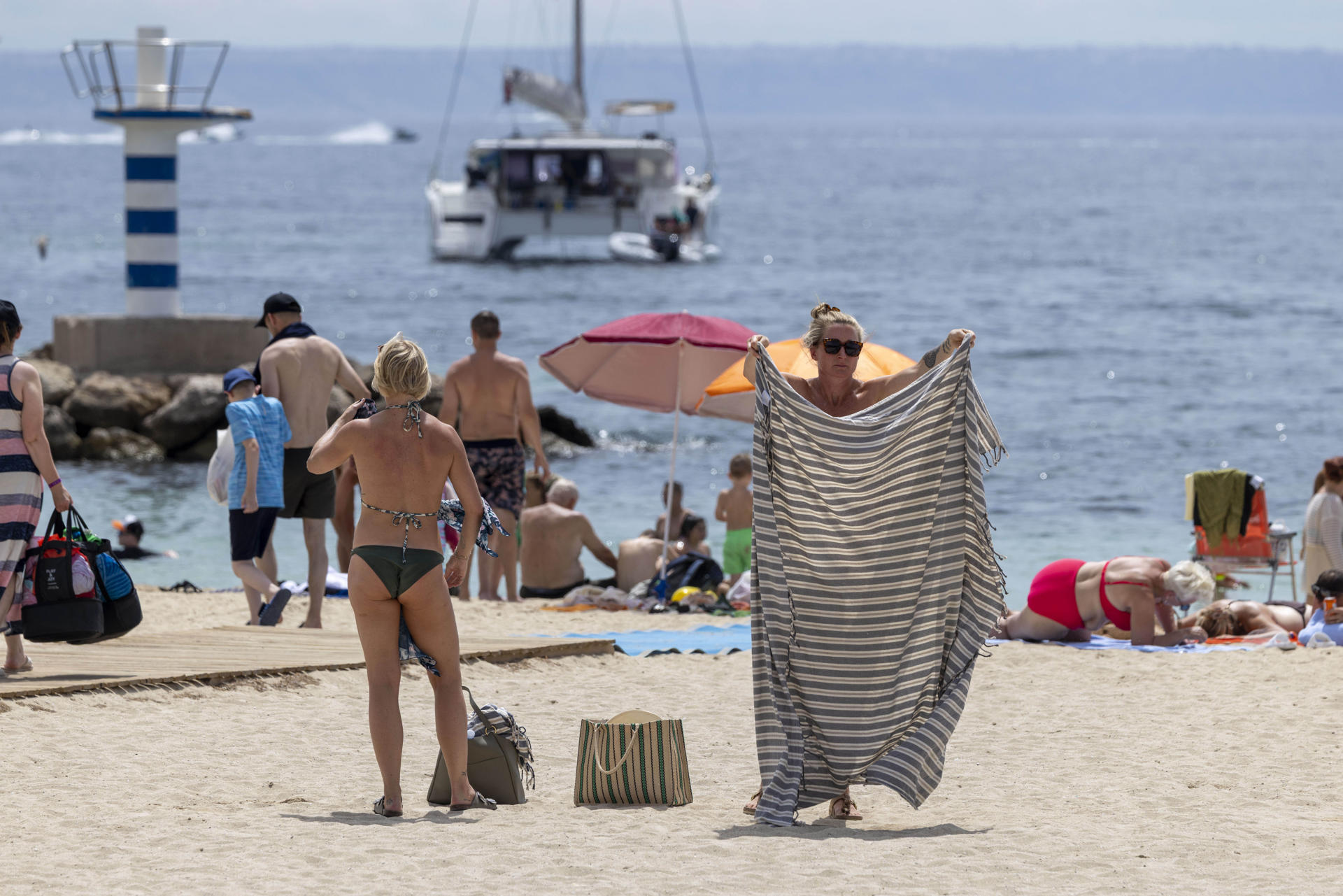 Bañistas en la playa de Palmanova, en Mallorca. EFE/CATI CLADERA