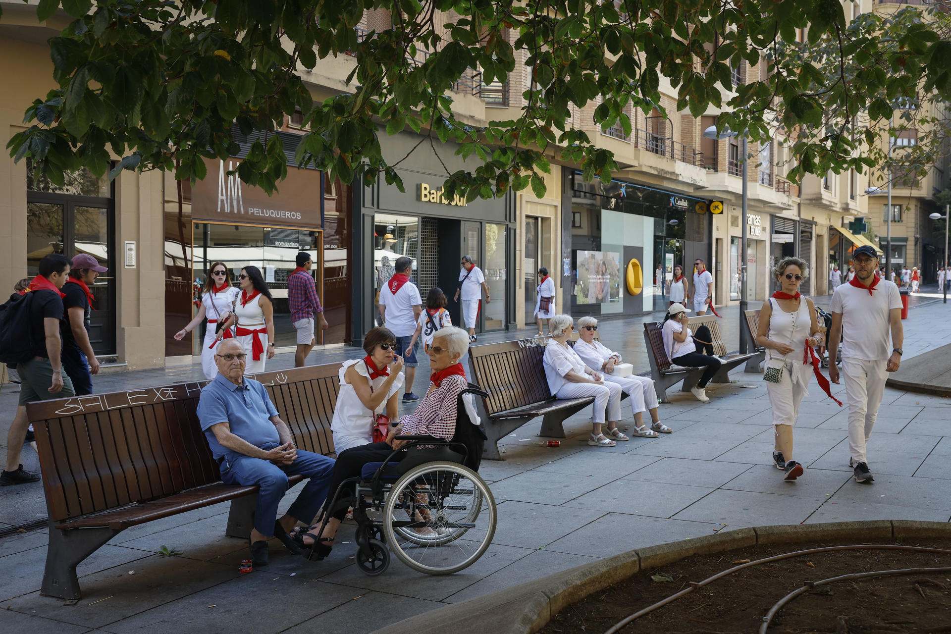 Los Sanfermines, como todo el mundo sabe, son las fiestas de Pamplona, pero la realidad es que el Casco Viejo y el centro de la ciudad siguen acaparando la mayoría de actos festivos, una situación que ha llevado a algunos, incluso al propio Ayuntamiento, a plantearse la conveniencia de ‘descentralizar’ o llevar al menos algunas actividades a los barrios. EFE/ Villar López