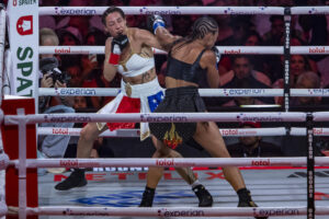 La estadounidense Alycia 'la Bomba' Baumgardner (d) derrotó este viernes por decisión unánime a la española Jennifer Miranda para mantenerse como campeona indiscutible del peso superpluma. EFE/Ángel Colmenares
