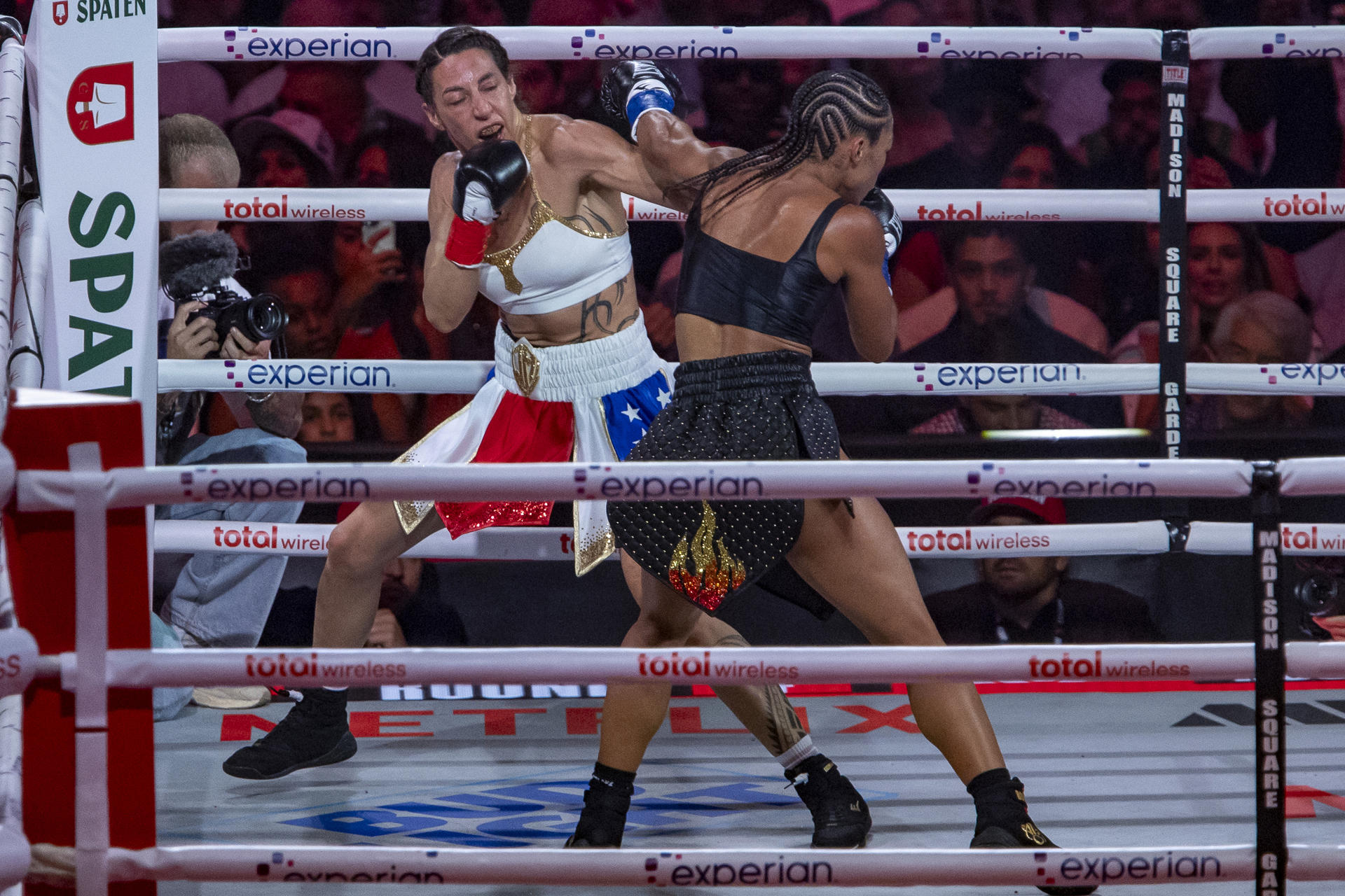 La estadounidense Alycia 'la Bomba' Baumgardner (d) derrotó este viernes por decisión unánime a la española Jennifer Miranda para mantenerse como campeona indiscutible del peso superpluma. EFE/Ángel Colmenares