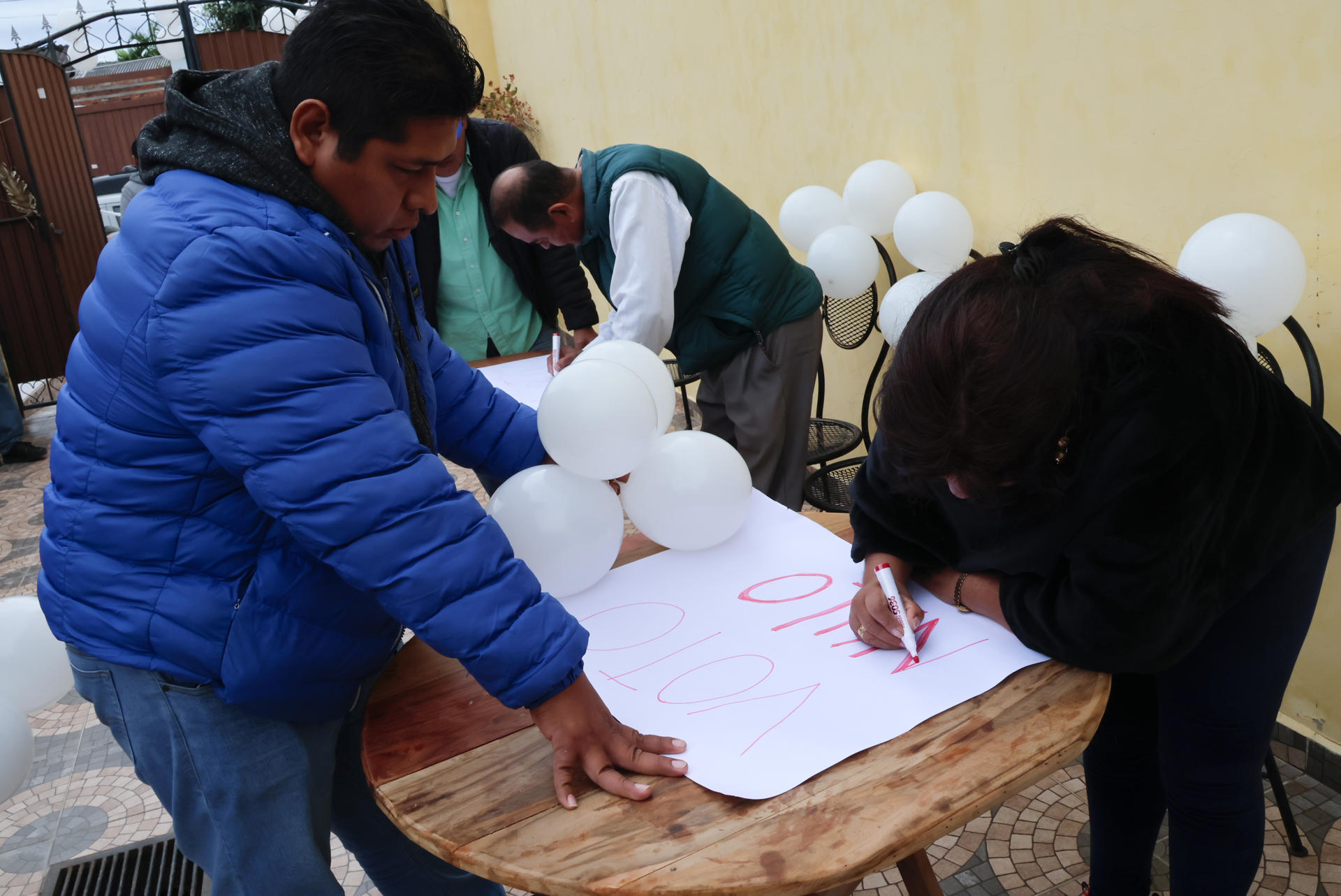 Seguidores del expresidente de Bolivia Evo Morales participan en la inauguración de una casa de campaña para llamar al voto nulo en las elecciones del 17 de agosto, este lunes, en Santa Cruz (Bolivia). EFE/ Juan Carlos Torrejón