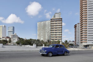 Fotografía de archivo de un automóvil circulando por el Malecón en La Habana (Cuba). EFE/ Ernesto Mastrascusa