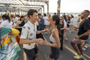 Personas bailando en el puerto 76 de Manhattan durante una clase de salsa, en Nueva York (Estados Unidos). EFE/ Ángel Colmenares