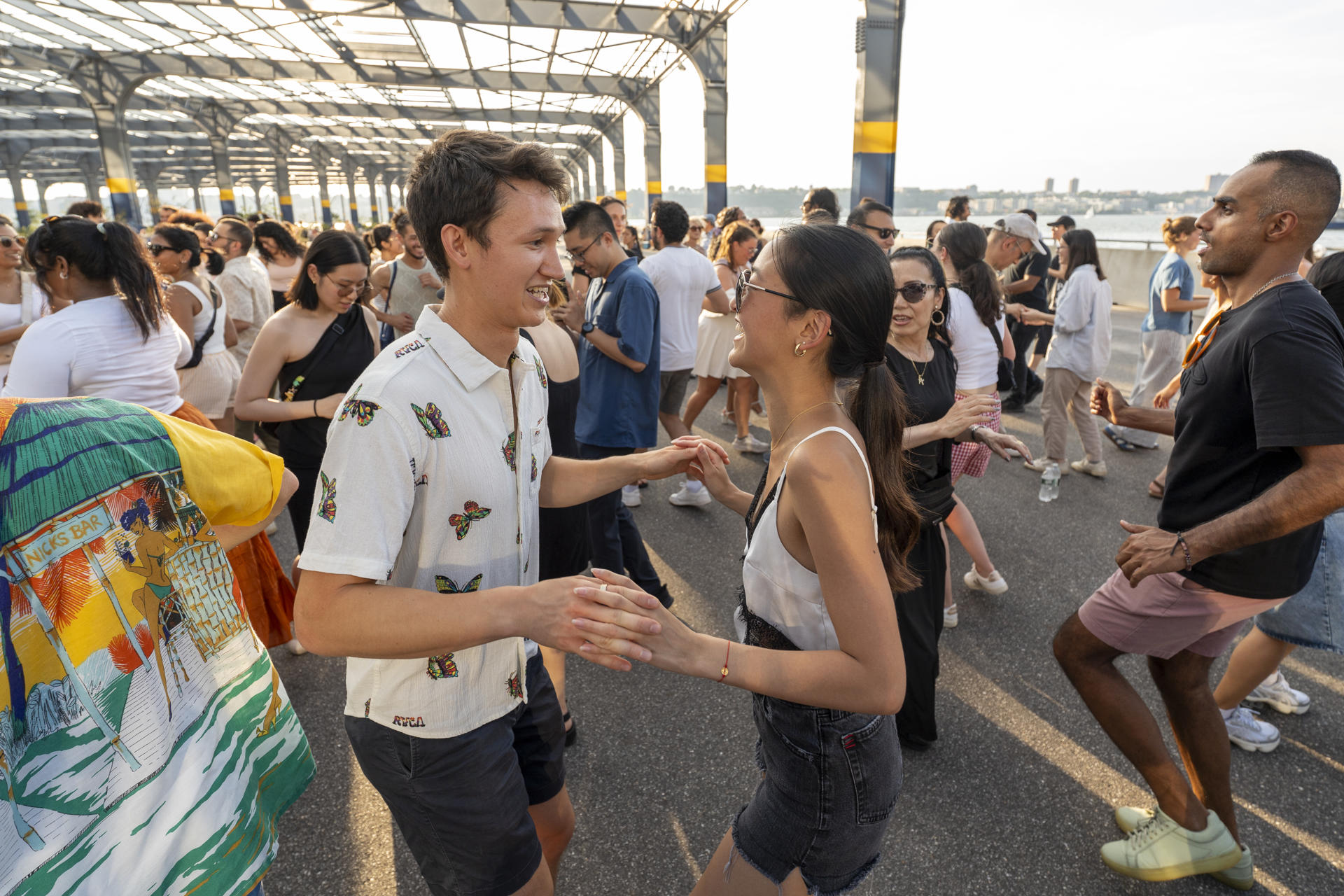 Personas bailando en el puerto 76 de Manhattan durante una clase de salsa, en Nueva York (Estados Unidos). EFE/ Ángel Colmenares