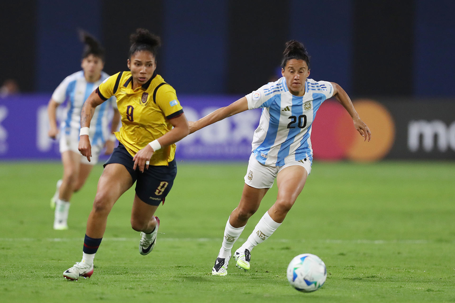 Nayely Bolaños (i), de Ecuador, disputa el balón con Virginia Gómez, de Argentina. EFE/José Jácome