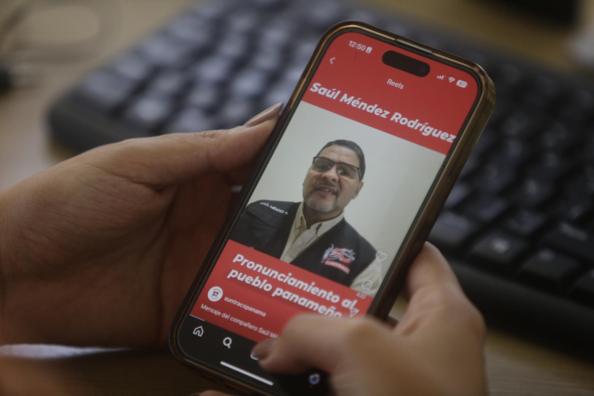 Una persona observa en un celular la imagen del líder sindical panameño Saúl Méndez este lunes, en Ciudad de Panamá (Panamá). EFE/ Carlos Lemos