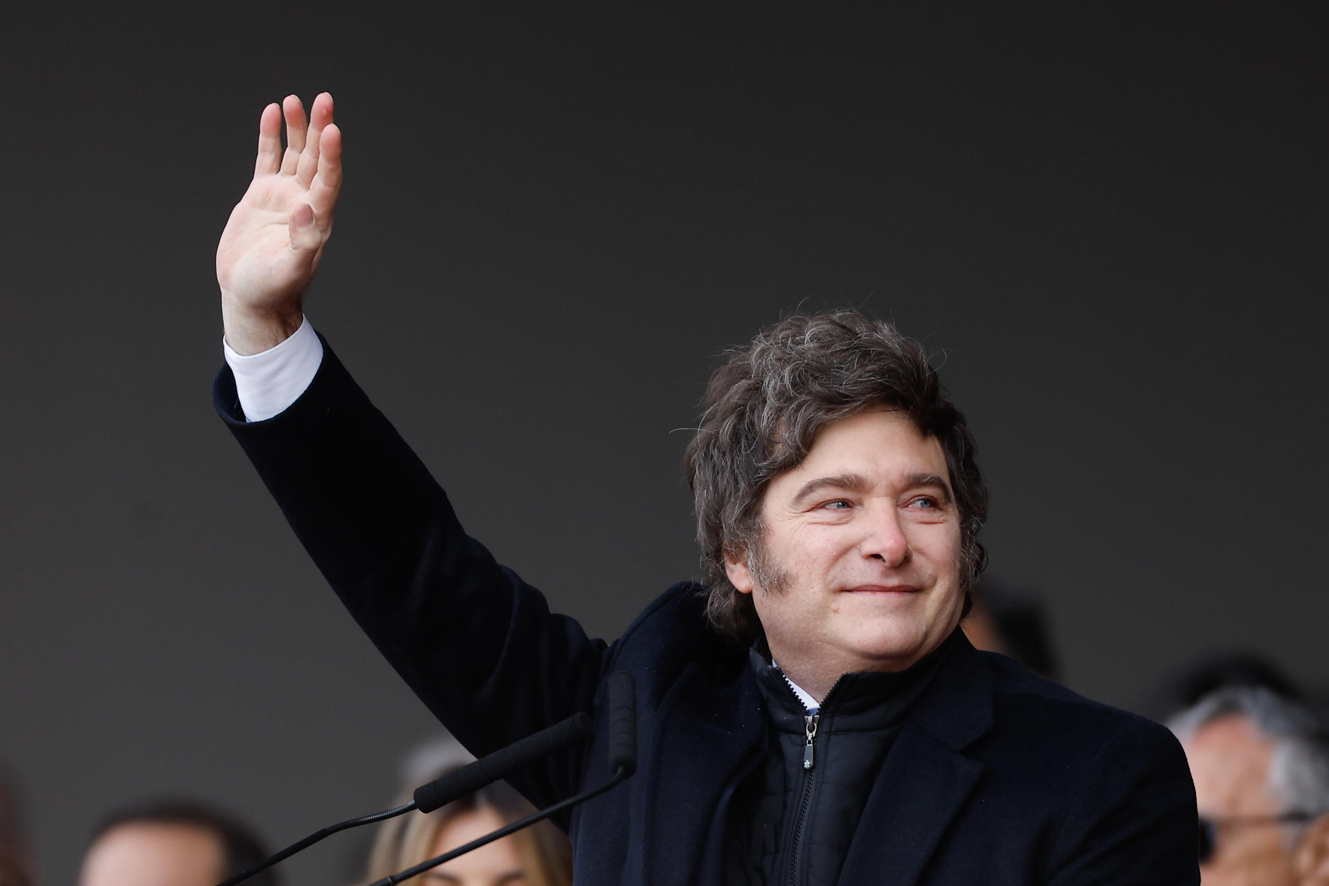 El presidente de Argentina, Javier Milei, saluda durante la 137 Exposición de Ganadería, Agricultura e Industria Internacional este sábado, en la ciudad de Buenos Aires (Argentina). EFE/ Juan Ignacio Roncoroni